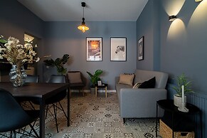 Chic Black White 2BR Retreat on Dambovitei