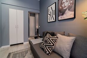 Chic Black White 2BR Retreat on Dambovitei