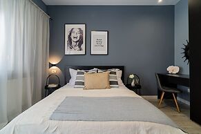 Chic Black White 2BR Retreat on Dambovitei