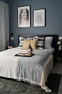 Chic Black White 2BR Retreat on Dambovitei