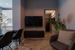 Chic Black White 2BR Retreat on Dambovitei