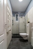 Chic Black White 2BR Retreat on Dambovitei