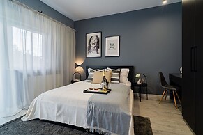 Chic Black White 2BR Retreat on Dambovitei