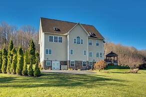 Lake View & Games: Family Escape in Newport!