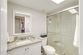 Walk to Blue Heron Beach: 1st-floor Lakefront Unit