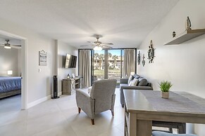 Walk to Blue Heron Beach: 1st-floor Lakefront Unit