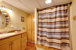 Couple's Retreat w/ Lake View in Newport!