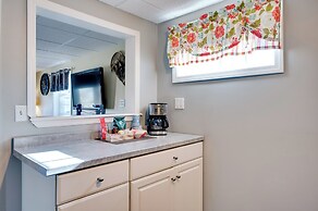 Couple's Retreat w/ Lake View in Newport!