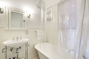 Walk to The Grandin Theatre: Roanoke Unit w/ Yard!