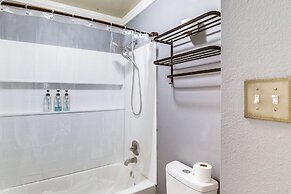 Lakefront Home in Energy Corridor Area: Near 99!