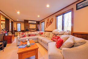 5 Mi to Skiing: Home w/ Hot Tub & Patio!