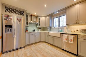 5 Mi to Skiing: Home w/ Hot Tub & Patio!