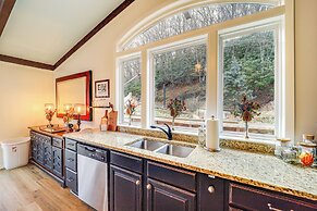 Home w/ Hot Tub & Views: 2 Mi to Beech Mtn Ski