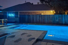 1/2 Mi to Frisco Commons Park: Poolside Oasis!