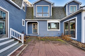 Lakeside Couple's Escape w/ Dock in Newport!