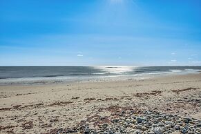 Steps to North Hampton Beach: Cottage w/ Deck!