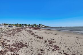 Steps to North Hampton Beach: Cottage w/ Deck!