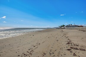 Steps to North Hampton Beach: Cottage w/ Deck!