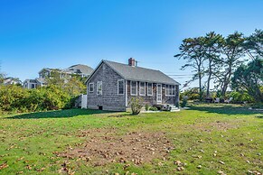 Steps to North Hampton Beach: Cottage w/ Deck!