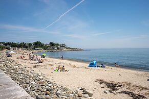 Steps to North Hampton Beach: Cottage w/ Deck!