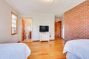 Steps to North Hampton Beach: Cottage w/ Deck!