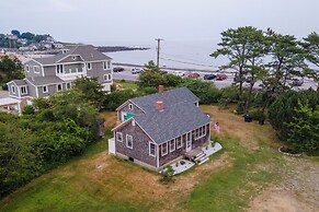 Steps to North Hampton Beach: Cottage w/ Deck!