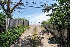 Steps to North Hampton Beach: Cottage w/ Deck!