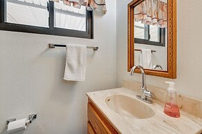 3 Mi to The Polar Express: Williams Home w/ Grill!