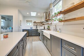 Walk to Roanoke River Greenway: Mountain-view Home