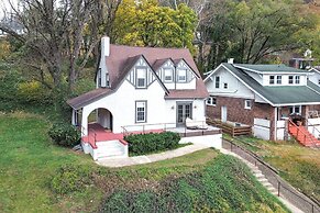 Walk to Roanoke River Greenway: Mountain-view Home