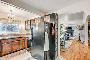 2 Mi to Downtown Flushing: Spacious Retreat!