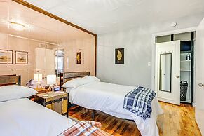 2 Mi to Downtown Flushing: Spacious Retreat!