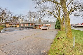 2 Mi to Downtown Flushing: Spacious Retreat!