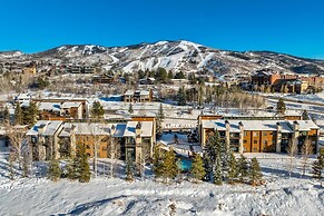 2 Level Unit w/ Pool Hot Tubs Private Deck