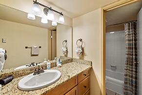 2 Level Unit w/ Pool Hot Tubs Private Deck