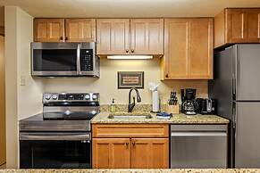 2 Level Unit w/ Pool Hot Tubs Private Deck