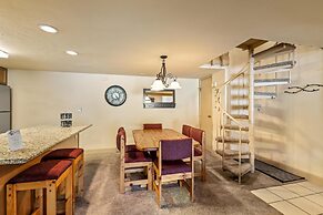 2 Level Unit w/ Pool Hot Tubs Private Deck