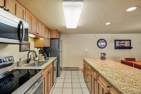 2 Level Unit w/ Pool Hot Tubs Private Deck