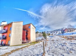 2 Level Unit w/ Pool Hot Tubs Private Deck