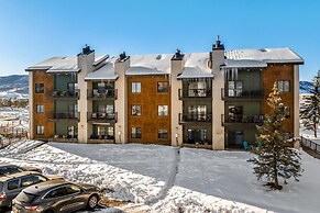 2 Level Unit w/ Pool Hot Tubs Private Deck