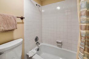 2 Level Unit w/ Pool Hot Tubs Private Deck