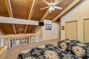 2 Level Unit w/ Pool Hot Tubs Private Deck