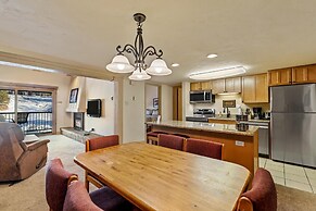 2 Level Unit w/ Pool Hot Tubs Private Deck