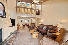 2 Level Unit w/ Pool Hot Tubs Private Deck