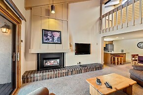 2 Level Unit w/ Pool Hot Tubs Private Deck