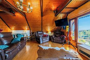Hilltop Panorama Chalet