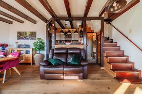 Hilltop Panorama Chalet