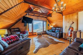 Hilltop Panorama Chalet