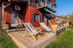 Hilltop Panorama Chalet