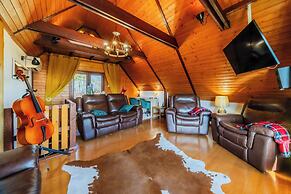 Hilltop Panorama Chalet